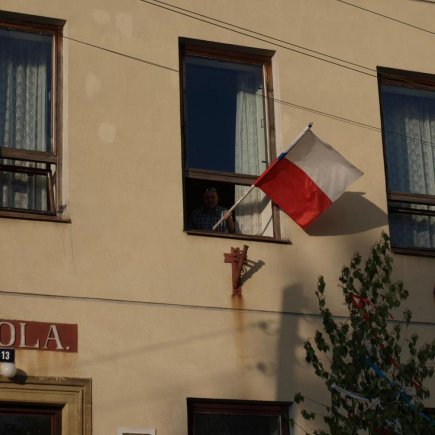 Kladění květin k pomníkům 2012